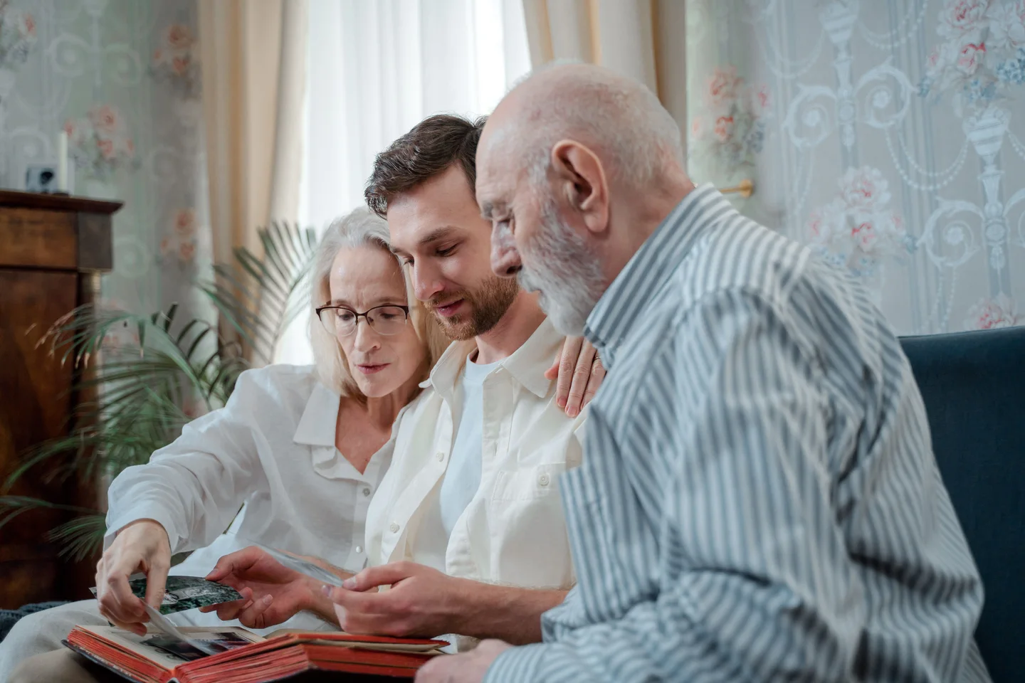 Une famille consultant ensemble un album de photographies